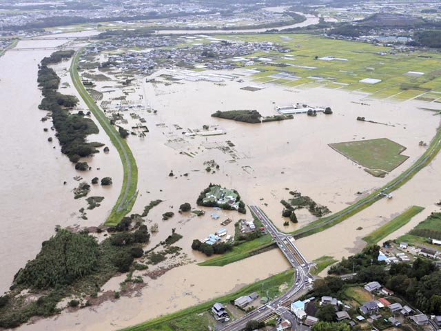 Количество погибших от тайфуна "Роке", который прошел практически по всей территории Японии, увеличилось до девяти. Еще восемь человек числятся пропавшими без вести