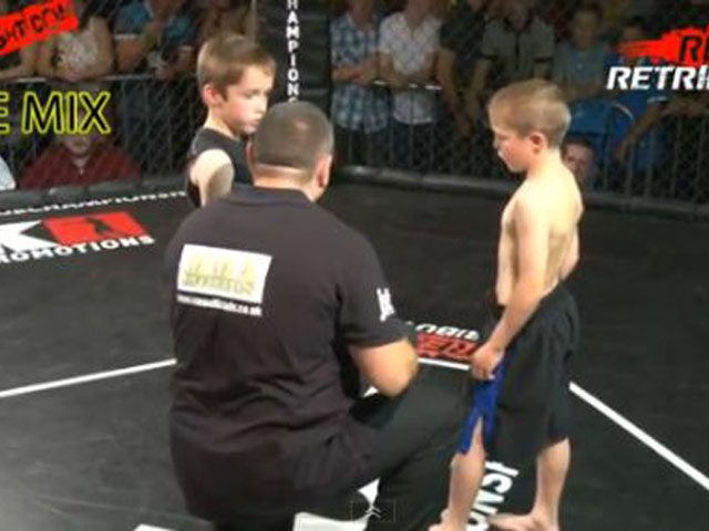 В Великобритании расследуются случаи организации боев без правил среди детей в возрасте от 5 до 9 лет, которых отправляли драться на огороженном клеткой ринге