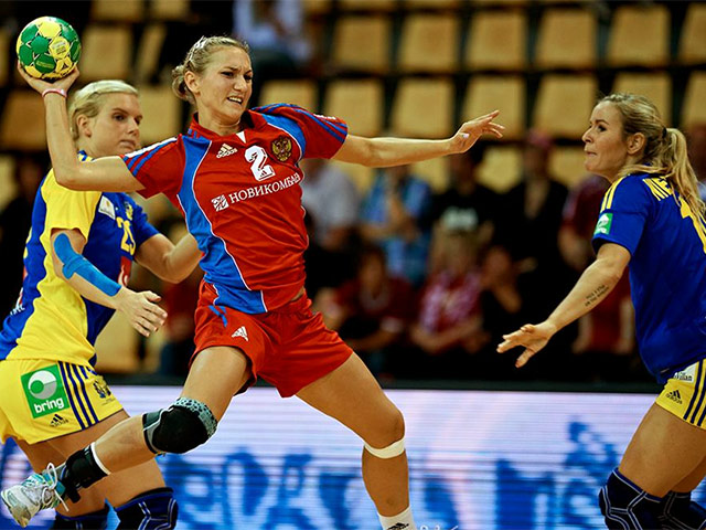 Гандболистки сборной России одержали третью подряд победу в розыгрыше Кубка мира среди женских команд, который проходит в эти дни датском Орхусе, и вышли в полуфинал с первого места в группе