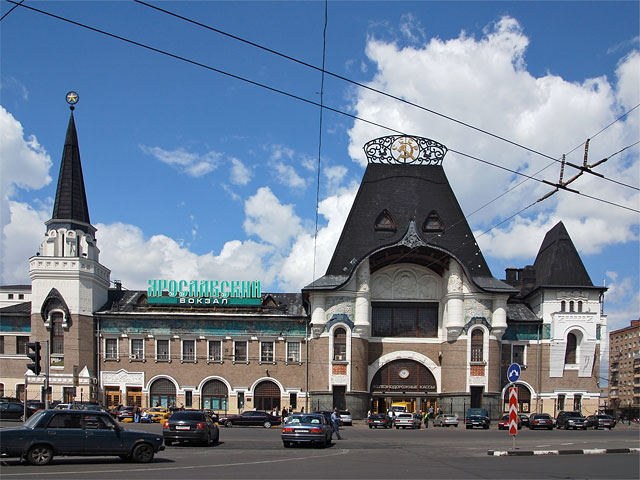 Подозрительный автомобиль стал причиной эвакуации пассажиров с Ярославского вокзала в Москве