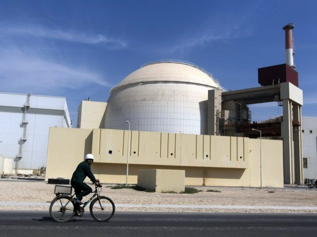 Россия продолжит сотрудничество с Ираном в атомной сфере и не исключает строительства еще одной АЭС. Об этом заявил замглавы МИД РФ Сергей Рябков