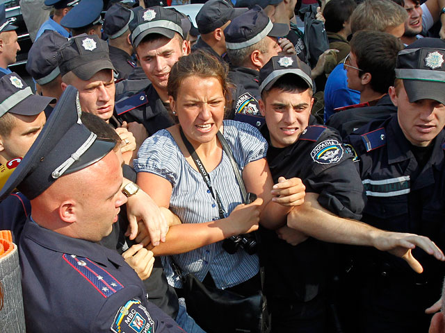 В центре Киева на Михайловской площади произошли столкновения между активистами студенческой организации "Прямое действие" и милицией