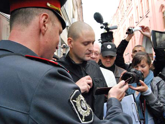 Столичная полиция задержала восемь оппозиционеров, которые пытались пронести траурный венок к Гостиному двору в Москве, где проходит съезд партии "Единая Россия"