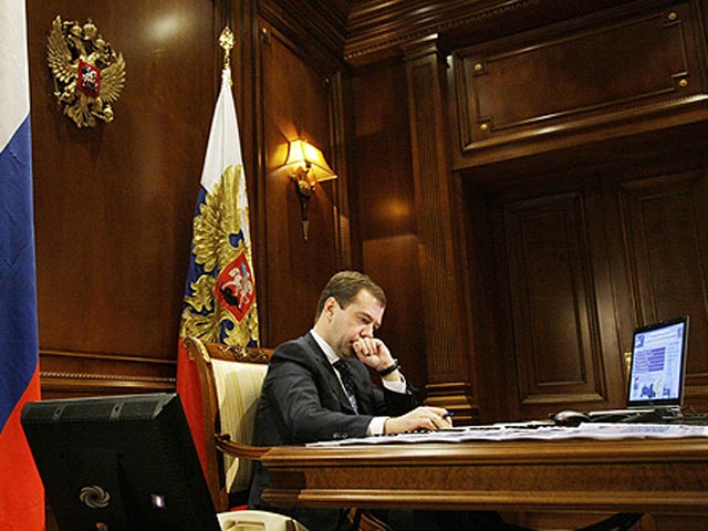 Медведев провел очередные перестановки в МЧС - отправил в отставку двух генералов