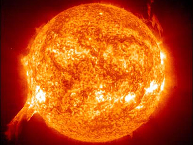 Вспышка, произошедшая накануне на Солнце, спровоцировала мощную волну, которая пошла по всей видимой поверхности Солнца
