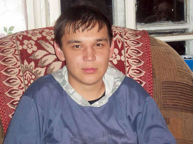 Следователи Военно-следственного управления Минобороны РФ считают, что погибший Руслан Айдерханов потерял глаз, сломал обе ноги и получил ножевое ранение груди уже после того, как повесился на дереве
