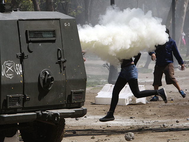 Около 50 учащихся задержаны в Чили во время манифестации с требованиями улучшения качества образования, ранены 24 полицейских