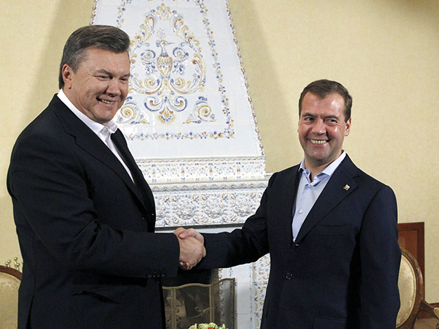 Президент Украины Виктор Янукович в субботу проводит переговоры с президентом Дмитрием Медведевым и премьером Владимиром Путиным