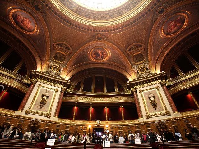 Кандидаты от левых партий добились исторического успеха, завоевав большинство мест в верхней палате французского парламента