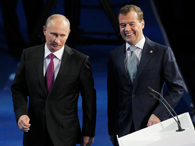 Новость номер один из России - о том, что на выборах президента в 2012 году будет баллотироваться Владимир Путин, уступив премьерский пост Дмитрию Медведеву - в понедельник заняла первые полосы всех крупных зарубежных изданий