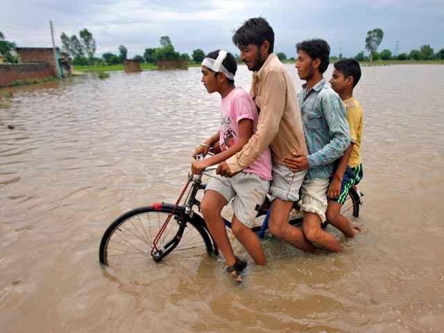 В Индии 86 человек погибли, более двух миллионов людей вынуждены были покинуть дома из-за наводнения, которое вызвано непрекращающимися ливнями - две недели назад в стране начался сезон дождей