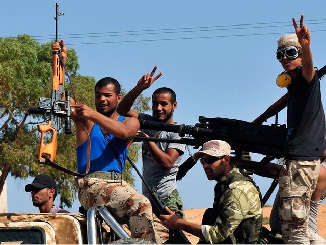 Боевики йеменских племенных ополчений в ночь на понедельник атаковали базу вооруженных сил Йемена. Убит командир 63-й бригады республиканской гвардии, генерал Абдулла аль-Кулаиби, в заложники взяты 30 военнослужащих