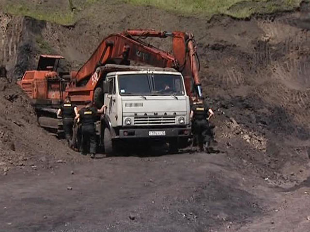 В Якутии на шахте "Чульманская" произошло обрушение породы, под завал в 30 метрах от входа в шахту попал машинист комбайна