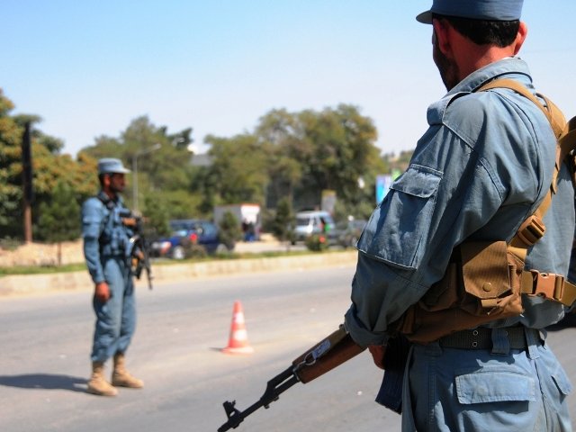 Стрельбу на территории посольства США в Кабуле днем ранее открыл один из нанятых на месте сотрудников