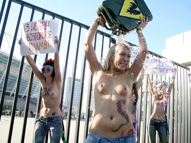 В Киеве возле НСК "Олимпийский" во вторник утром прошла акция движения FEMEN, приуроченная к визиту президента УЕФА Мишеля Платини, инспектирующего подготовку Украины к проведению чемпионата Европы по футболу