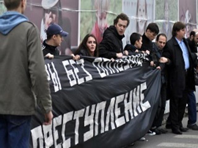 В Москве на Триумфальной площади задержали 25 активистов, выступающих под лозунгом "Выборы без оппозиции - преступление!", сообщает "Каспаров.Ru"