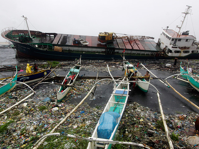 Не менее 18 человек, включая детей, погибли на Филиппинах в результате удара мощного тихоокеанского тайфуна "Несат"