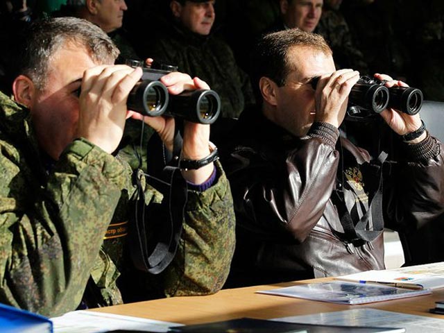 Экспертов удивили странные учения "Центр-2011": Россия готовится к войне на два фронта