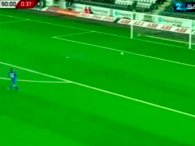 Норвежский футболист забил головой со своей половины поля