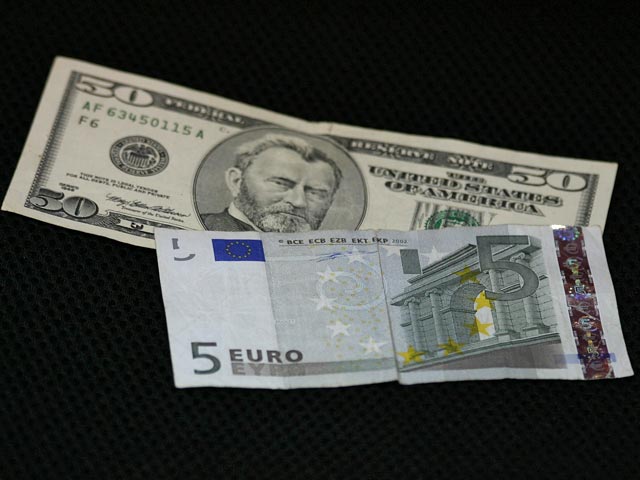Доллар и евро синхронно упали на 40 копеек 