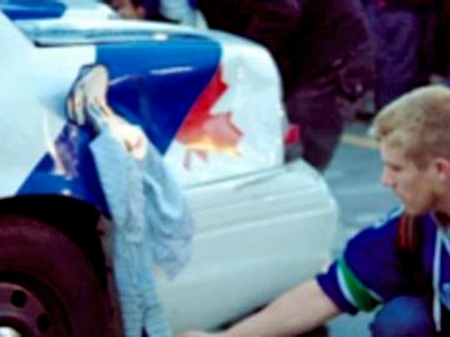 18-летний спортсмен был запечатлен на одной из фотографий, сделанных во время беспорядков в Ванкувере после финального матча розыгрыша Кубка Стэнли. На фото прекрасно видно, как ватерполист запихивает мусор в бензобак полицейской машины