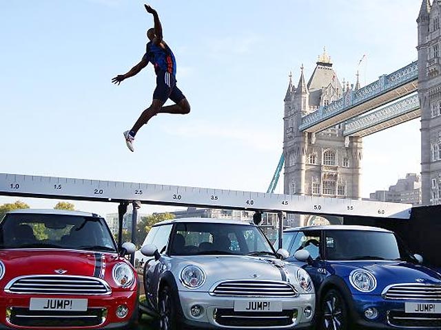 26-летний британский чемпион по прыжкам в длину Джейджей Джегед решился перепрыгнуть три автомобиля Mini на фоне Тауэрского моста над Темзой