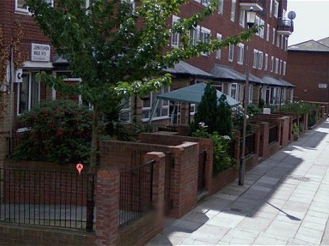Неизвестный открыл огонь по людям на западе Лондона, серьезные ранения получили три девушки в возрасте от 17 до 19 лет