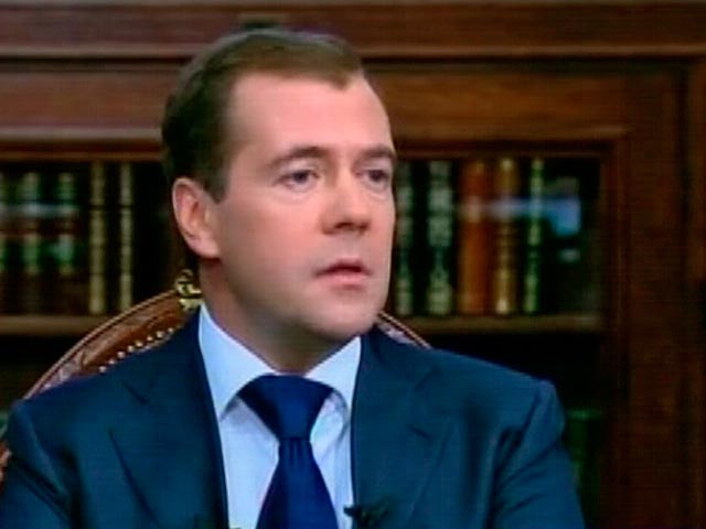 Президент Дмитрий Медведев решил объяснить на ТВ, почему не будет баллотироваться на второй срок, и "изложить свое видение ситуации в стране" в целом