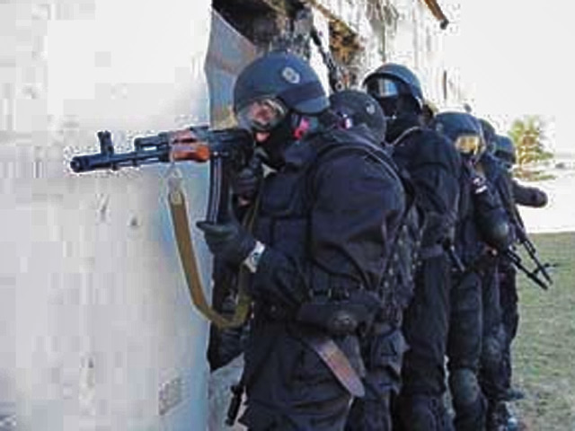 От рук бандитов уже погибли два милиционера, в том числе боец специального отряда "Беркут", а четверо их коллег получили ранения