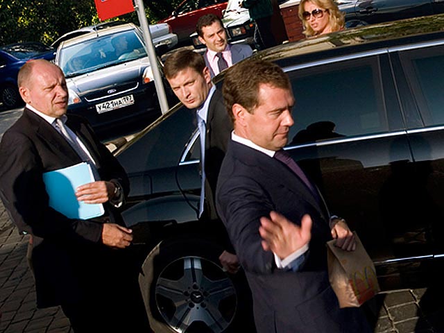 Оправдались подозрения блоггеров, что появившаяся на днях в Сети фотография, на которой президент Дмитрий Медведев идет к машине с пакетом из McDonald's в руке, является фейком