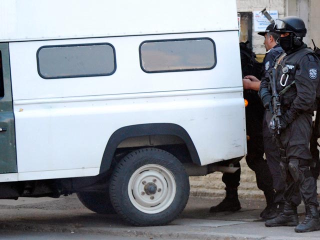 Полицейским подразделениям Благоевграда удалось блокировать и изолировать вооруженную группу цыган, которые хотели отомстить скинхедам