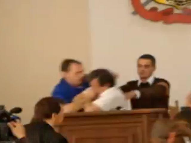 На сессии Луганского горсовета подрались, охраннику откусили палец