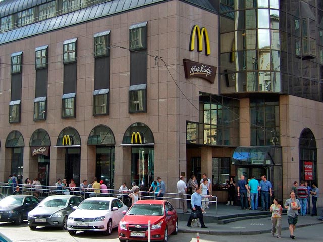 Угроза взрыва в ресторане быстрого питания "Макдоналдс" в центре Москвы оказалась ложной