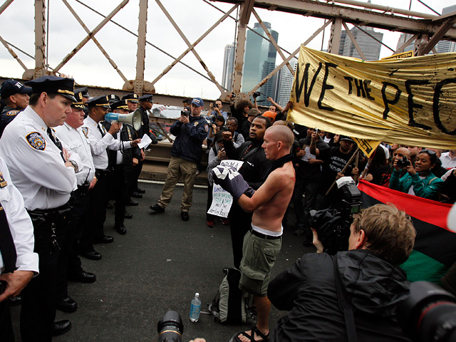 Полиция Нью-Йорка арестовала в субботу более 700 участников акции "Оккупируй Уолл-стрит!", перекрывших на несколько часов движение по знаменитому Бруклинскому мосту