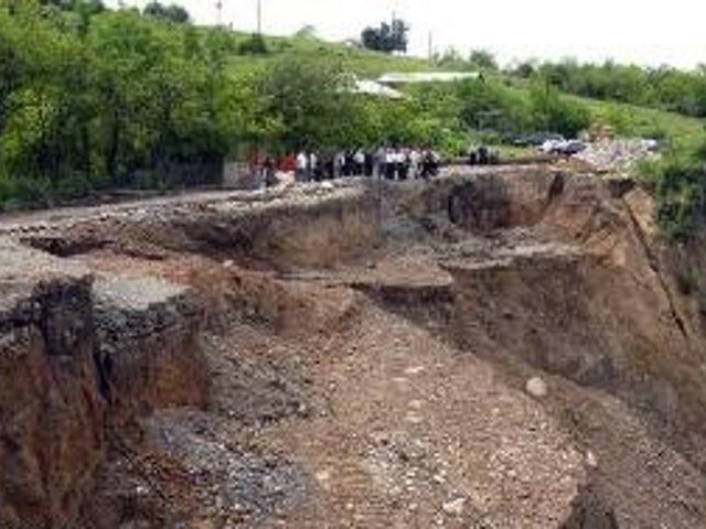 Участок межгосударственной дороги Армения-Грузия закрыт в результате произошедшего оползня и обвала скалы