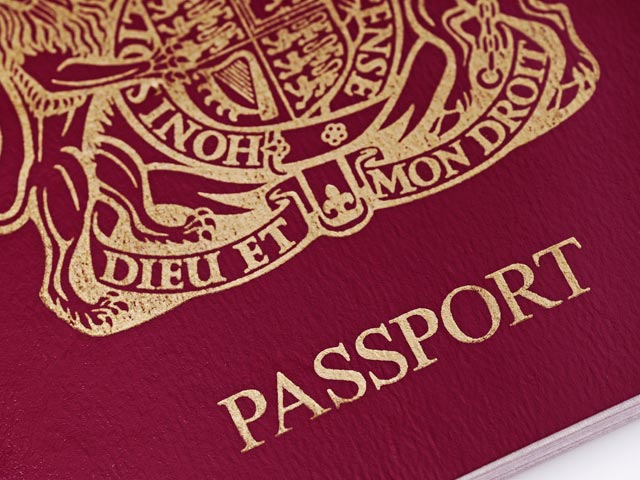 Британские чиновники сочли неудачными слова "отец" и "мать": анкета на паспорт дискриминирует геев