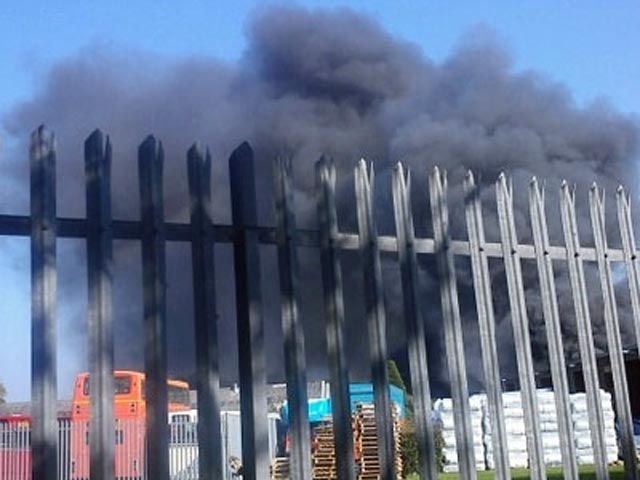 Мощный взрыв прогремел в индустриальном парке "Хоббс" возле деревни Ньючепл в английском графстве Суррей