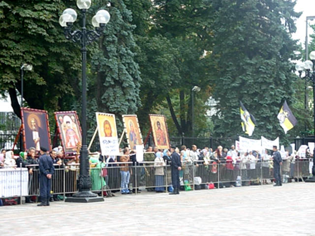 До 200 человек собрались сегодня утром у здания Верховной Рады Украины на акцию протеста против введения паспортов с биометрическими данными