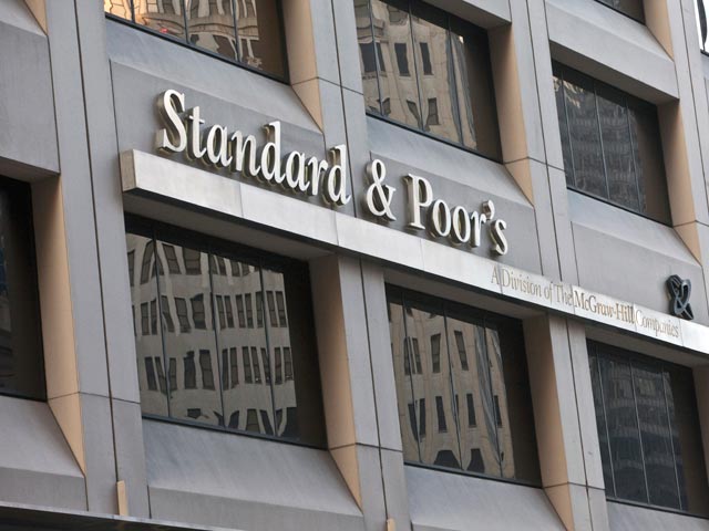 Тринадцать австралийских городов подали в суд иск к международному рейтинговому агентству Standard & Poor's, считая, что были введены в заблуждение наивысшим рейтингом купленных ими в 2006 году синтетических ипотечных бумаг (CDO)