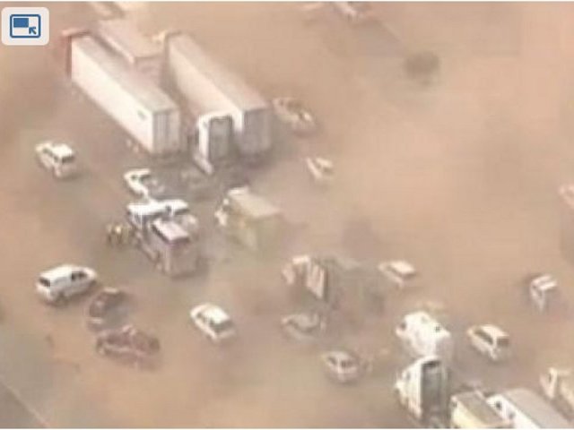 В результате мощной пылевой бури, обрушившейся на штат Аризона, на западе США, один человек погиб, 15 получили ранения
