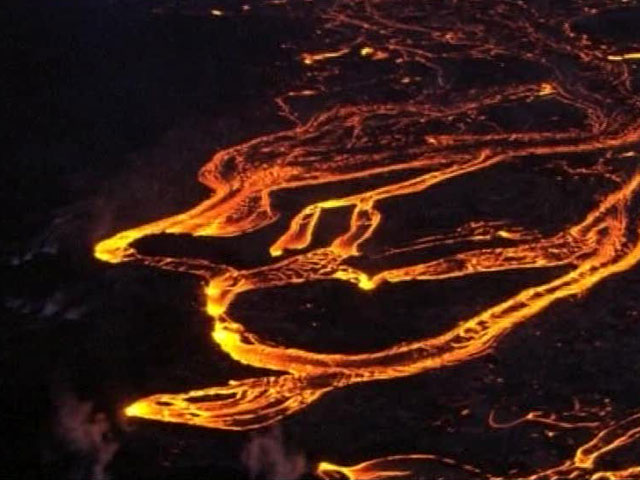 Вулкан Шивелуч, извергающийся на Камчатке, выбросил столб пепла, высота которого составила 8 км над уровнем моря. Со склонов этого вулкана сходят раскаленные каменные лавины