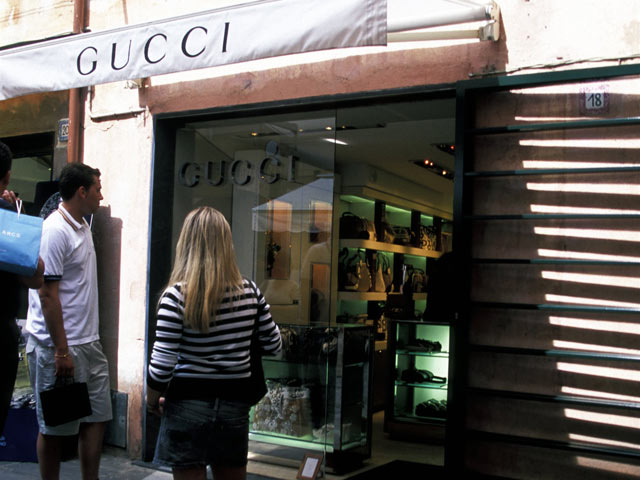 Люксовые бренды Gucci и Tiffany достанут китайских производителей контрафакта через банки