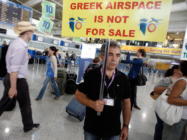 Греческие аэропорты в среду отменили сотни рейсов из-за 24-часовой забастовки служащих госсектора, в которой участвуют также и авиадиспетчеры