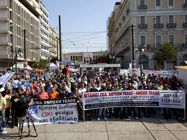 В Греции во время массовой демонстрации профсоюзов на площади перед парламентом страны произошли столкновения