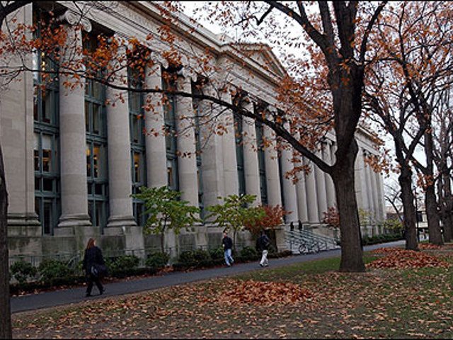 Всемирно известный американский Гарвардский университет впервые за восемь лет утратил лидерство во влиятельном мировом рейтинге Times Higher Education