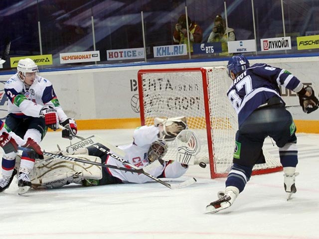 Питерские армейцы накануне в матче со столичным "Динамо" потерпели первое поражение в основное время в регулярном чемпионате Континентальной хоккейной лиги - 1:2