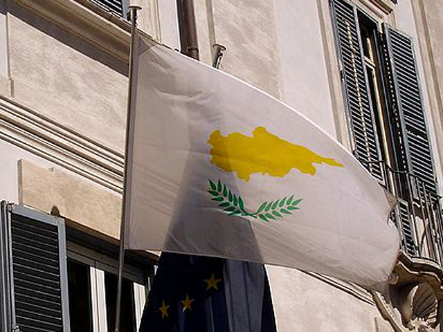 Правительство Кипра одобрило заем у России на сумму 2,5 млрд евро, заявил официальный представитель кабинета министров Стефанос Стефану