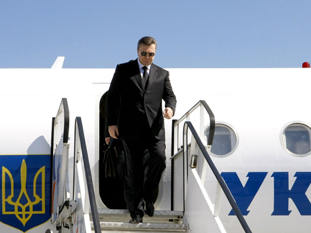 Самолет президента Украины Виктора Януковича Airbus-319, находящийся во флоте авиакомпании "Украина", был поврежден трапом в четверг