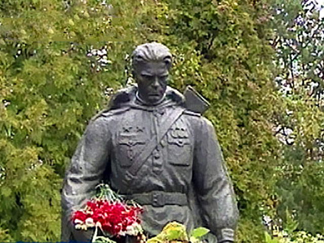 На эстонском военном кладбище разместили новые информационные стенды, рассказывающие о памятнике "Бронзовый солдат", установленном в память о воинах-освободителях Таллина от фашистов