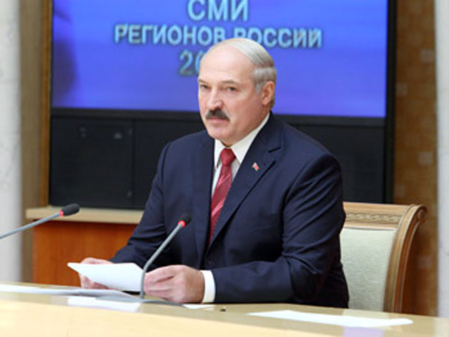 Президент Белоруссии Александр Лукашенко считает несолидным для себя пользоваться планшетным компьютером и полагает, что интернет, несмотря на важную роль в современном обществе, "угробил книгу"